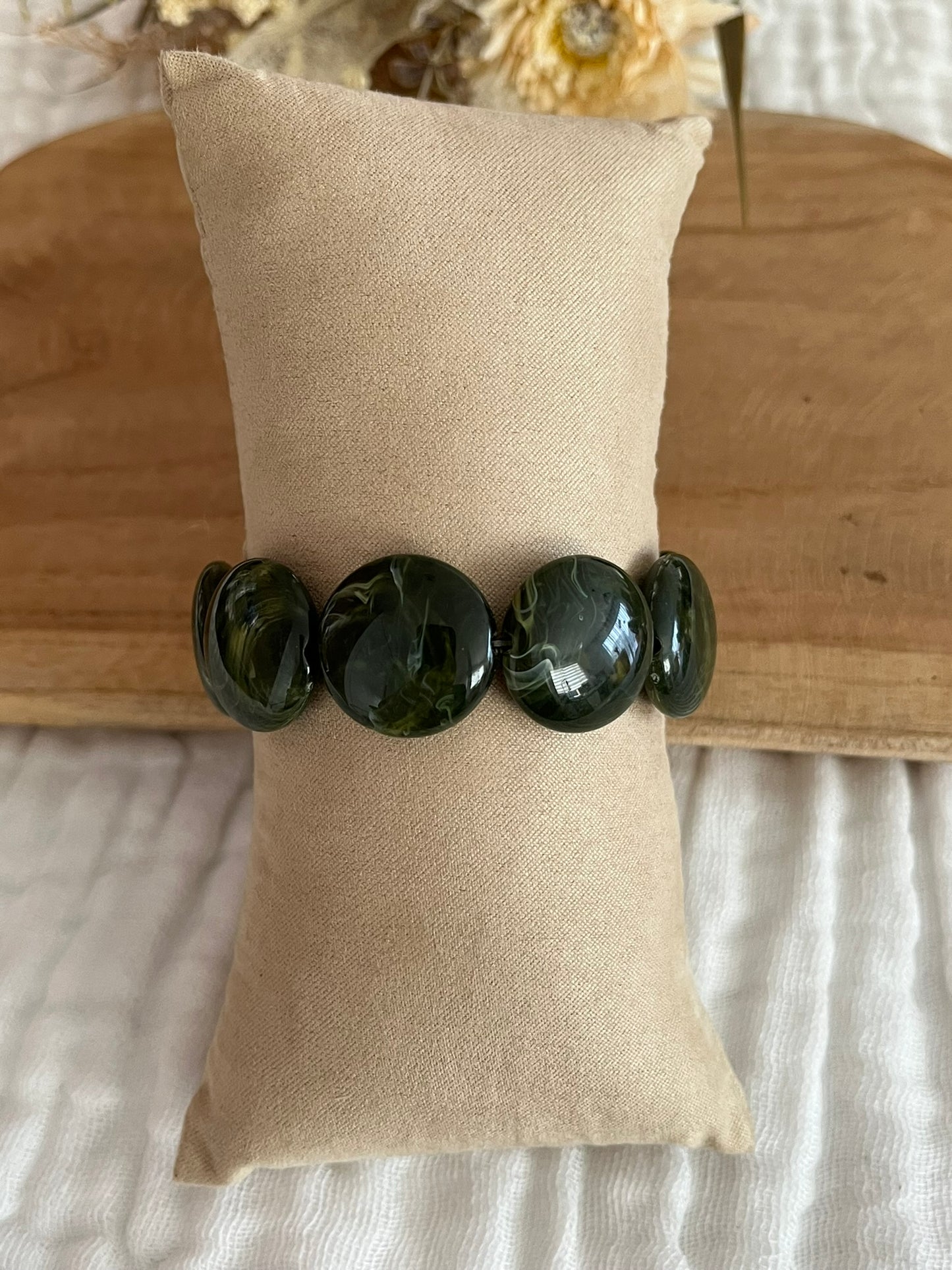 Bracelet fantaisie fait main.
Bracelet en perles palets acrylique monté sur élastique.
Bijou fantaisie fait main