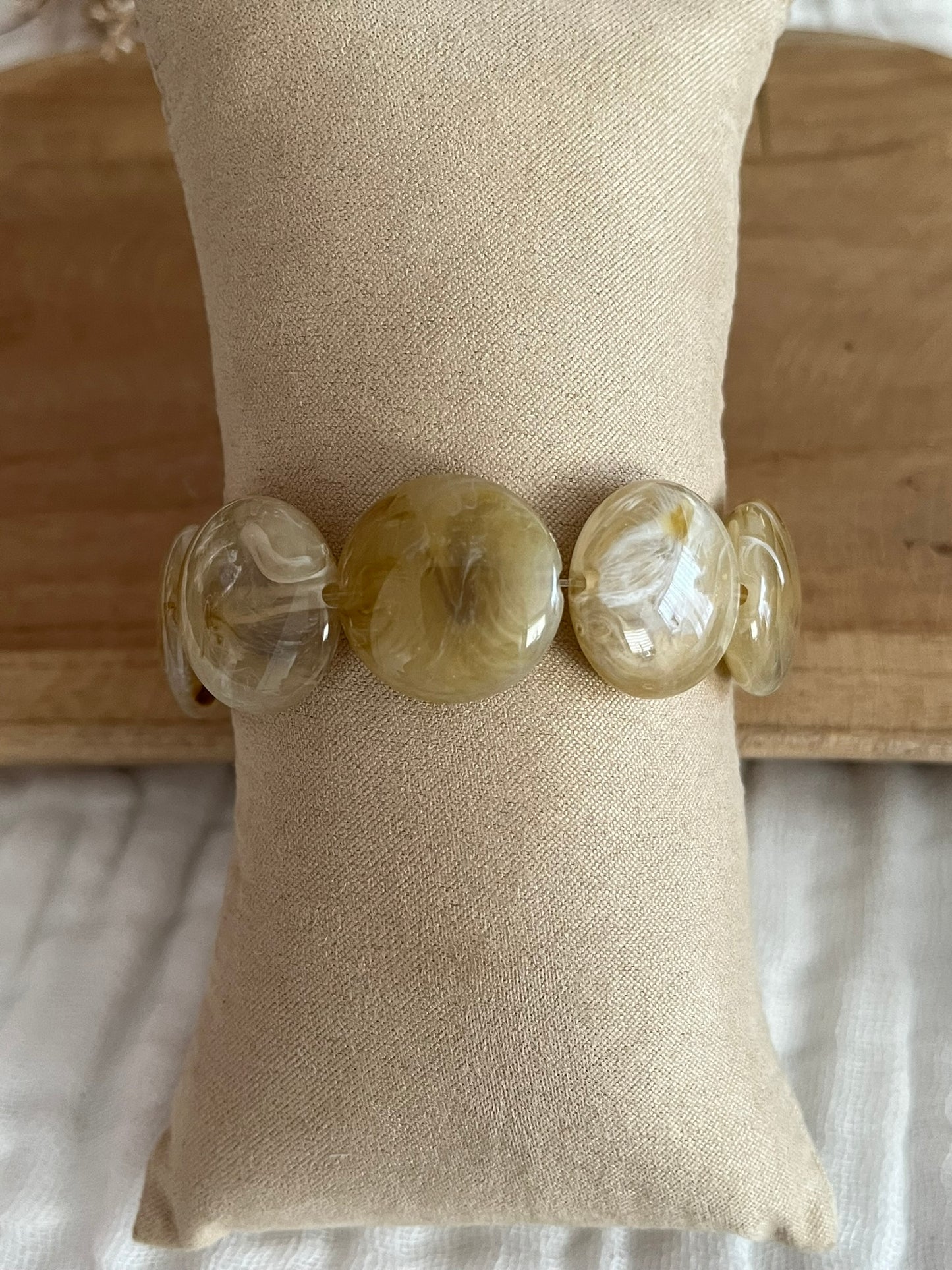 Bracelet fantaisie fait main.
Bracelet en perles palets acrylique monté sur élastique.
Bijou fantaisie fait main