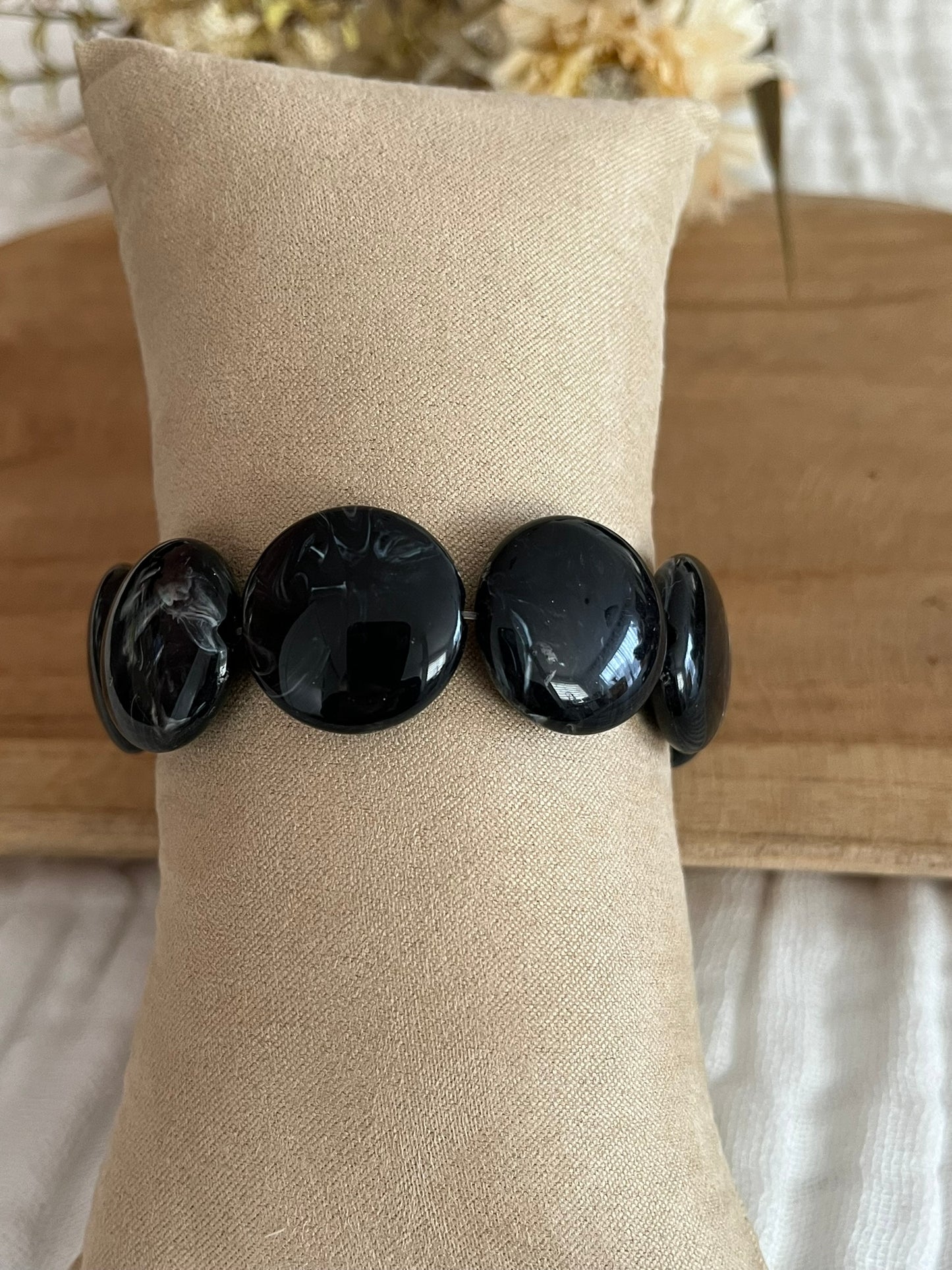 Bracelet fantaisie fait main.
Bracelet en perles palets acrylique monté sur élastique.
Bijou fantaisie fait main