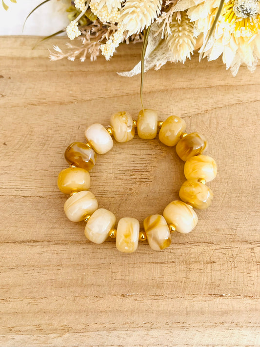 Bracelet élastique en perles résine couleur beige marbré.
Perles intercalaires en acier inoxydable doré de 4mm.
Bijou fantaisie fait main.
