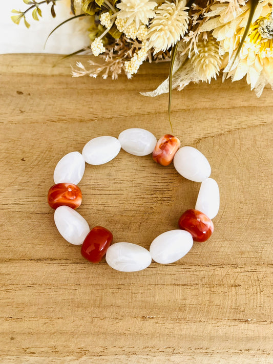Bracelet élastique en perles acrylique fait main.
Perles blanc marbré et terracotta marbré.
Bijou fantaisie fait main.