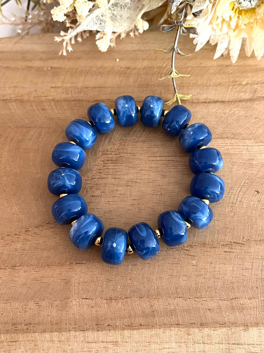 Bracelet élastique en perles résine couleur bleu marbré.
Perles intercalaires en acier inoxydable doré de 4mm
Bijou fantaisie fait main