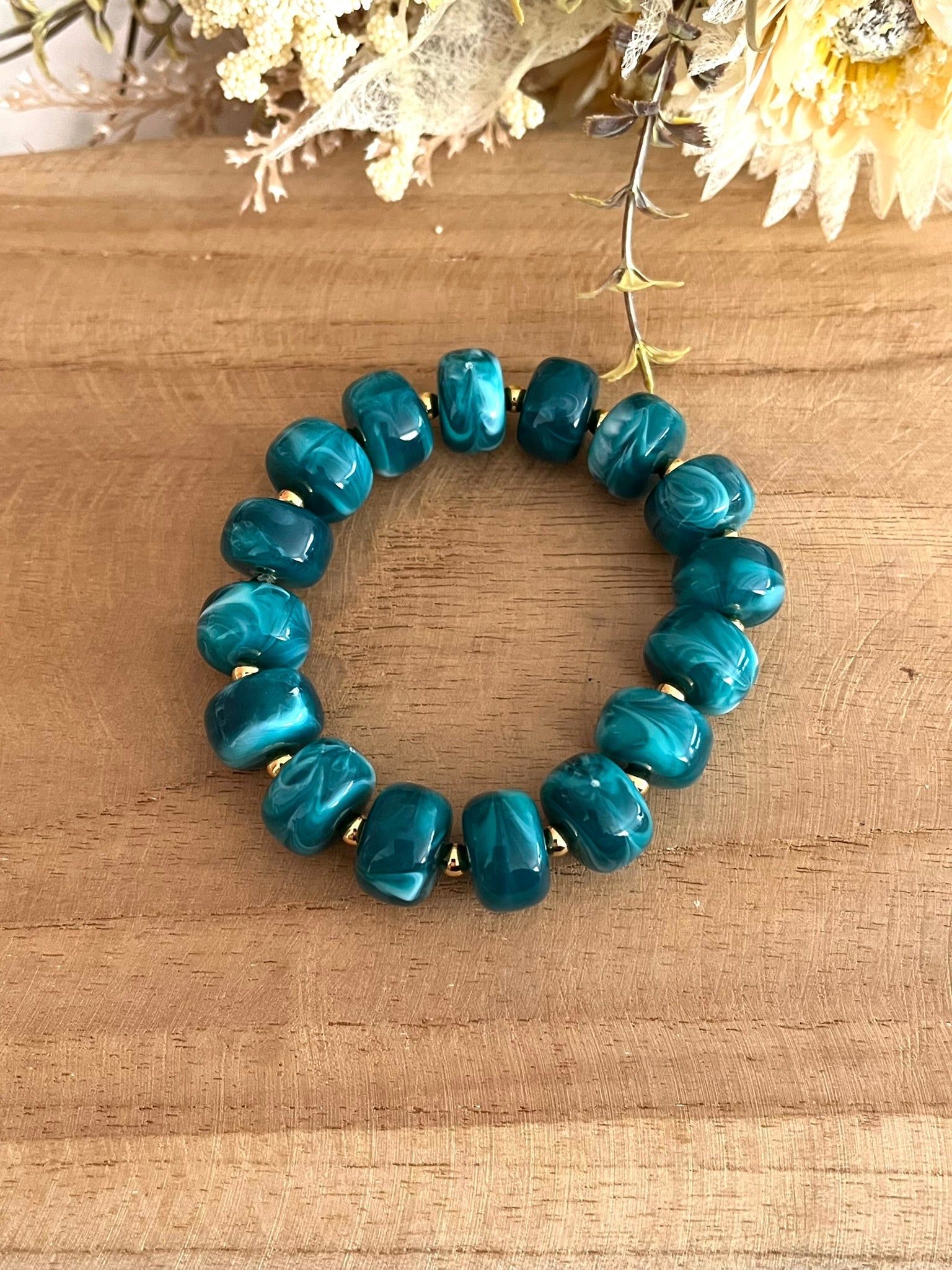 Bracelet élastique en perles résine couleur vert canard marbré.
Perles intercalaires en acier inoxydable doré de 4mm.
Bijou fantaisie fait main.