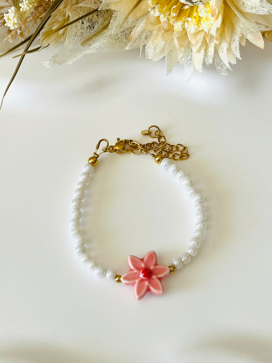 Bracelet fantaisie fait main.
Perles en verre blanc nacré, perle fleur en céramique rose.
Fermoir en acier inox doré.
Bijou fait main.