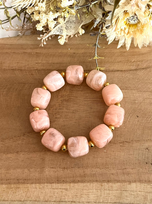 Bracelet élastique fait main.
Perles cube en résine rose, perles intercalaires rondes en acier inoxydable doré.
Bijou fantaisie fait main.