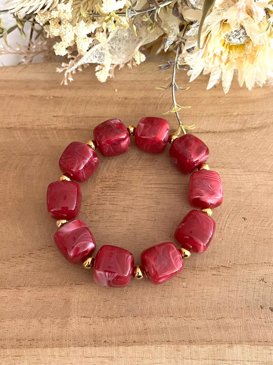 Bracelet élastique fait main.
Perles cube en résine rose fuchsia, perles intercalaires rondes en acier inoxydable doré.
Bijou fantaisie fait main.