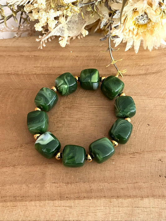 Bracelet élastique fait main.
Perles cube en résine vert, perles intercalaires rondes en acier inoxydable doré.
Bijou fantaisie fait main.