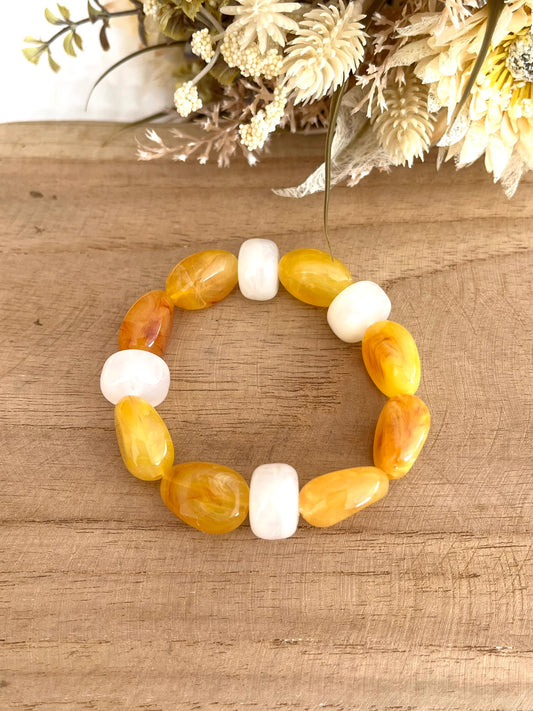 Bracelet élastique en perles fait main.
Perles acrylique jaune marbré et écru.
Bijou fantaisie fait main.