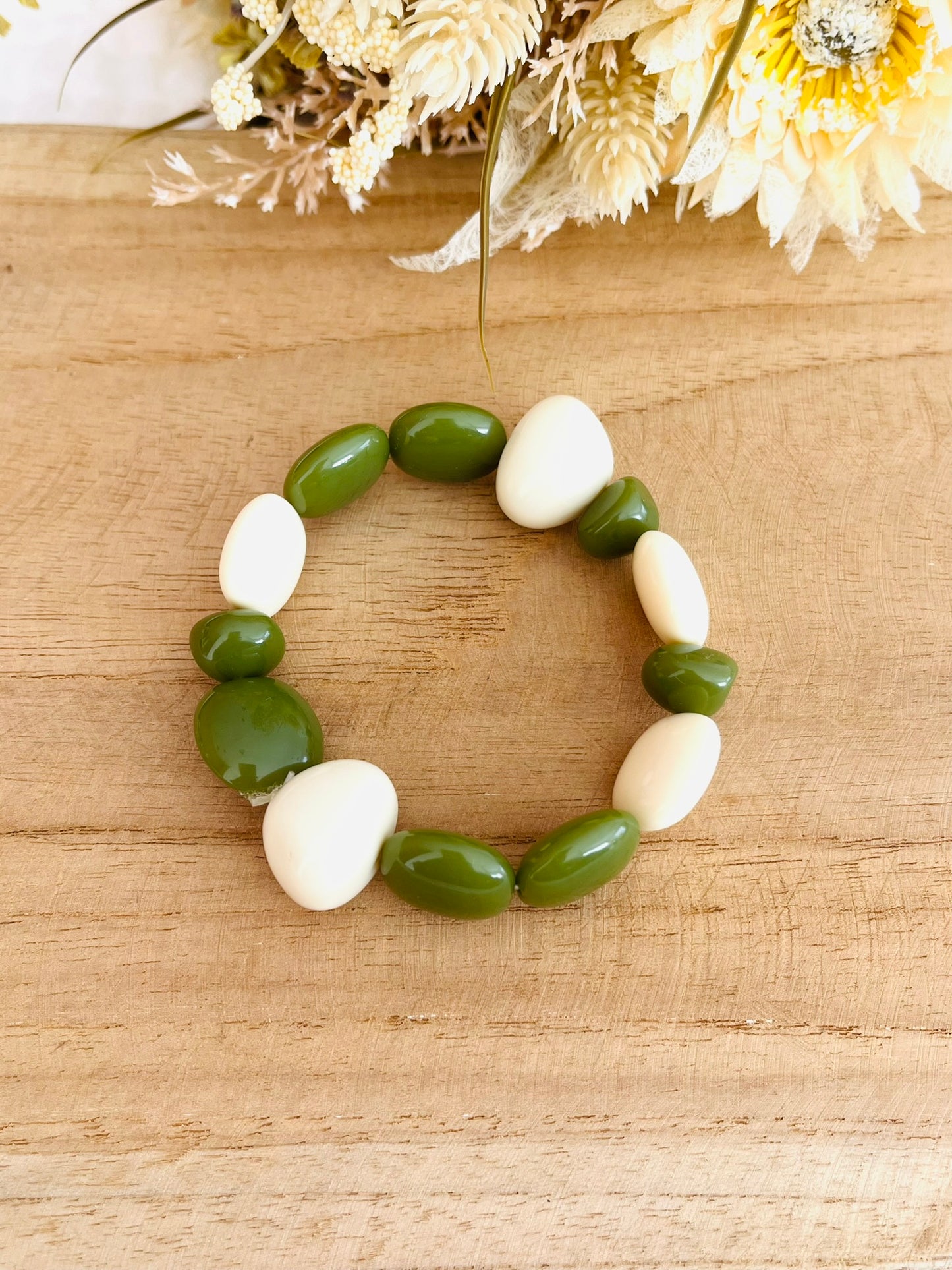 Bracelet élastique en perles acrylique fait main.
Perles de couleur kaki t écru de différentes tailles et formes.
Bijou fantaisie fait main.