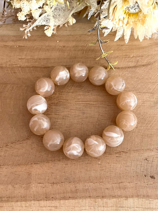 Bracelet élastique fait main.
Perles rondes en résine beige.
Bijou fantaisie fait main.