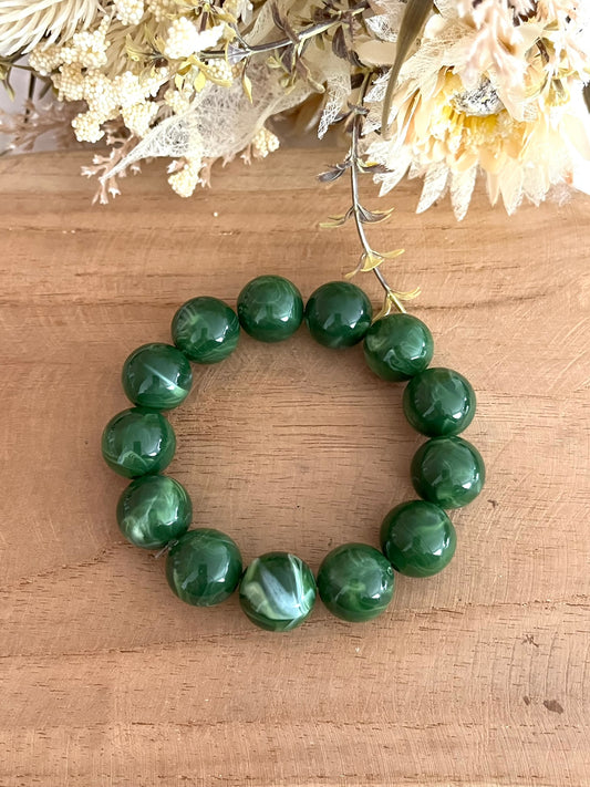 Bracelet élastique fait main.
Perles rondes en résine vert.
Bijou fantaisie fait main.