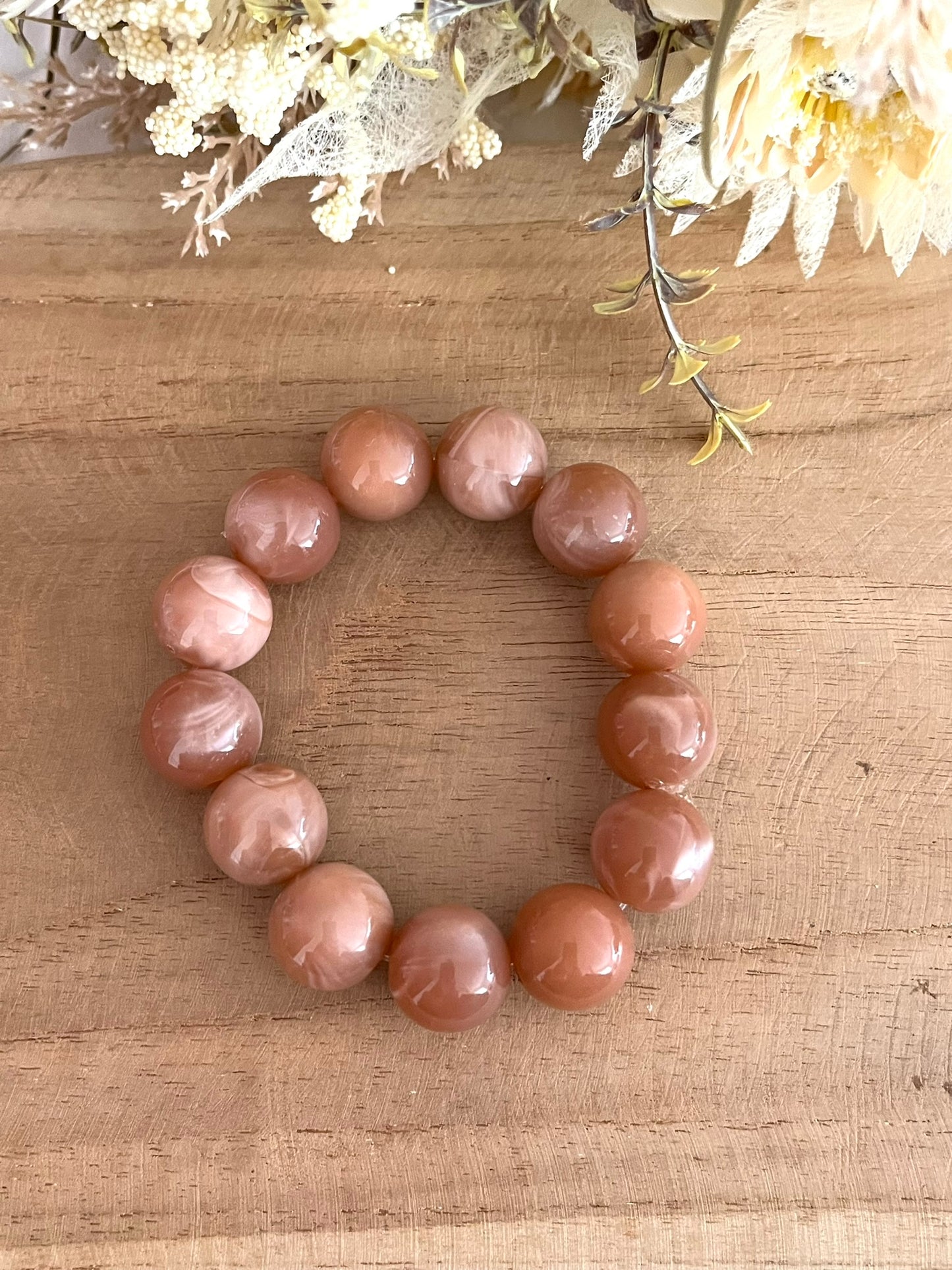 Bracelet élastique fait main.
Perles rondes en résine vieux rose.
Bijou fantaisie fait main.