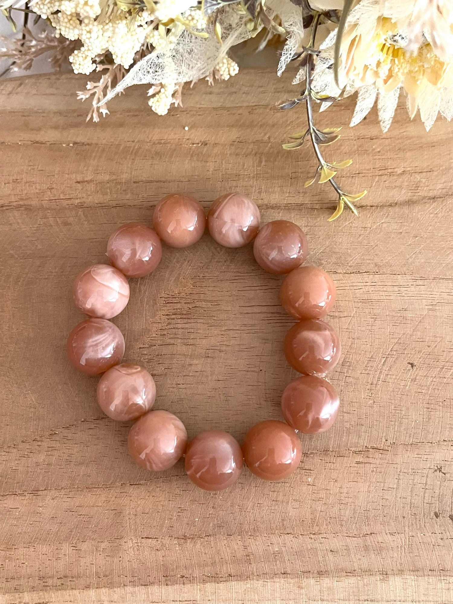 Bracelet élastique fait main.
Perles rondes en résine vieux rose.
Bijou fantaisie fait main.