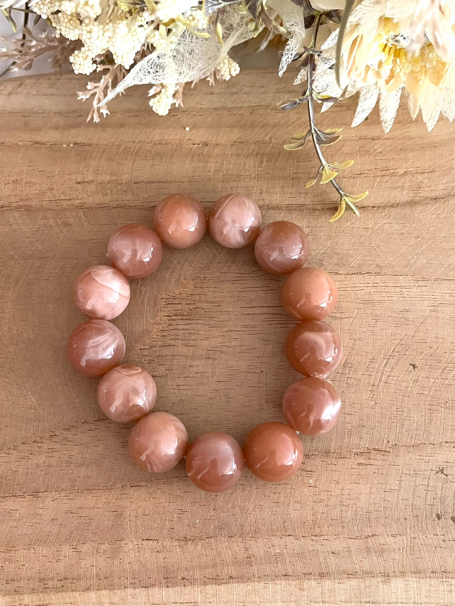 Bracelet élastique fait main.
Perles rondes en résine vieux rose.
Bijou fantaisie fait main.