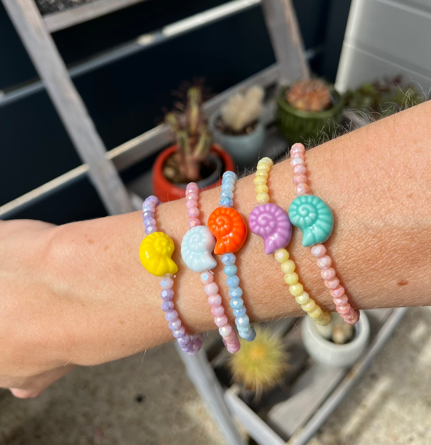 Bracelet élastique fait main.
Perles en verre facettées et perle coquillage en céramique.
Bijou fait main.