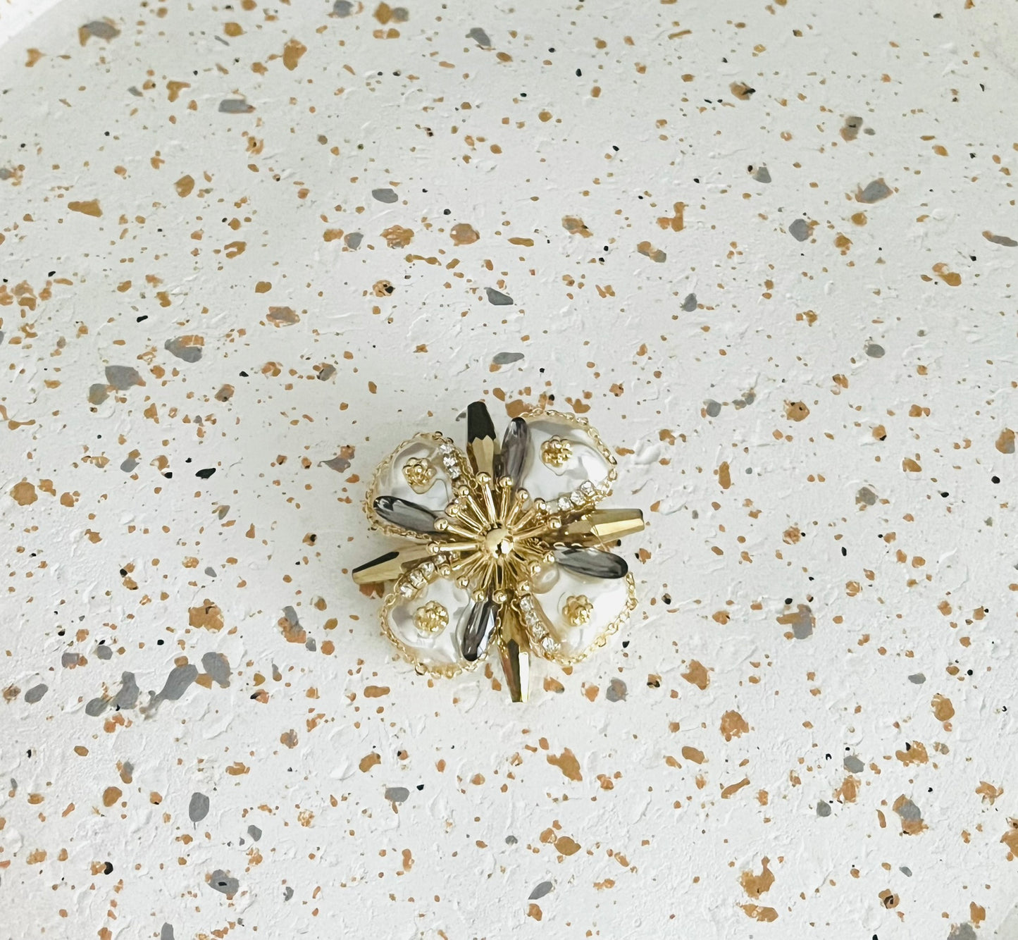 Broche fantaisie Fleur - blanc nacré, doré et gris
