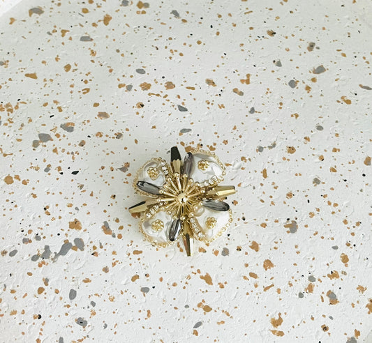 Broche fantaisie Fleur - blanc nacré, doré et gris