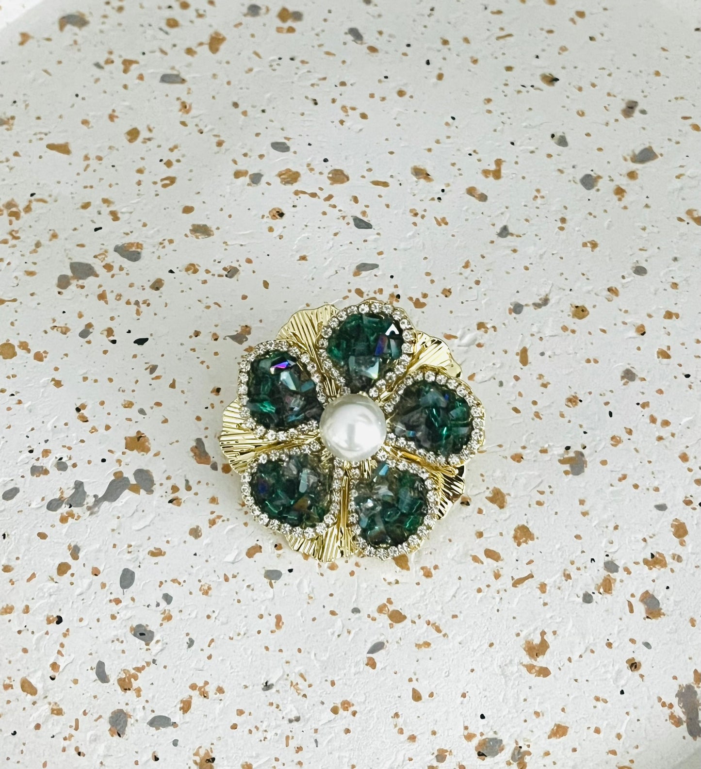 Broche fantaisie Fleur doré, vert et blanc nacré