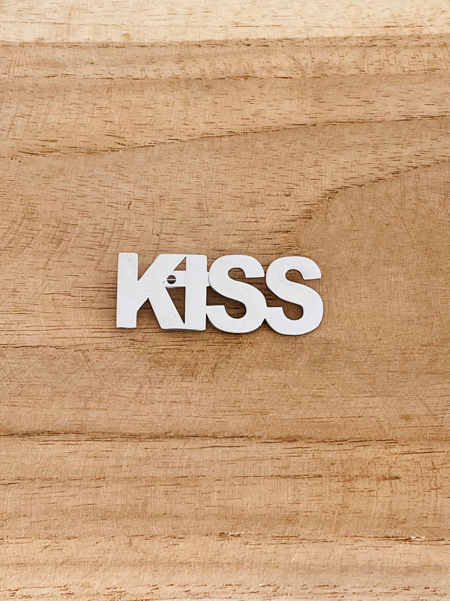 Broche Kiss tendance en acier inoxydable