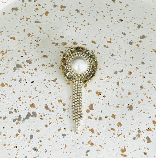 Broche fantaisie ronde grise et blanc nacré, franges de strass