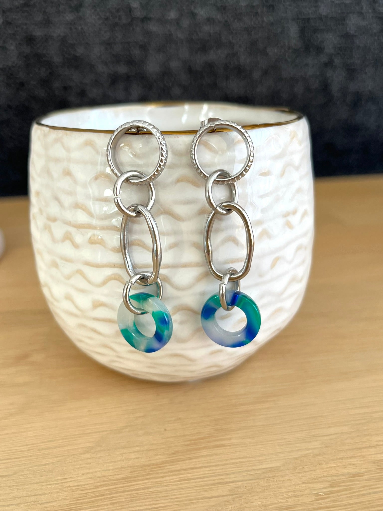 Boucles d'oreilles fantaisie fait main.
Boucles d'oreilles à clous en acier inoxydable  et acrylique bleu - vert.
Jeu de formes géométriques mélant cercle et ovale.
Bijou fantaisie fait main