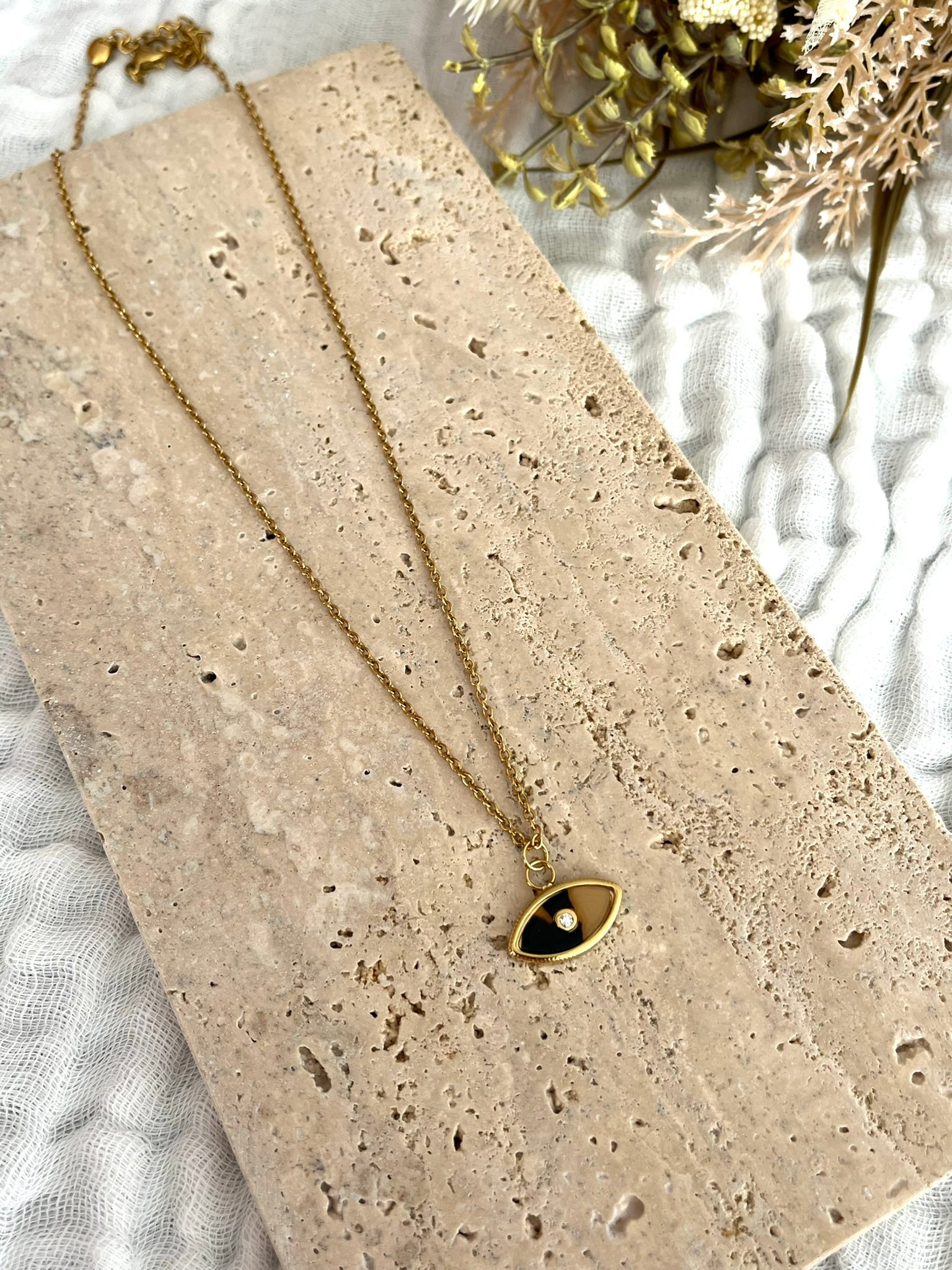 Collier fantaisie fait main.
Collier en acier inoxydable doré. Pendentif oeil beige.
Bijou fantaisie fait main.