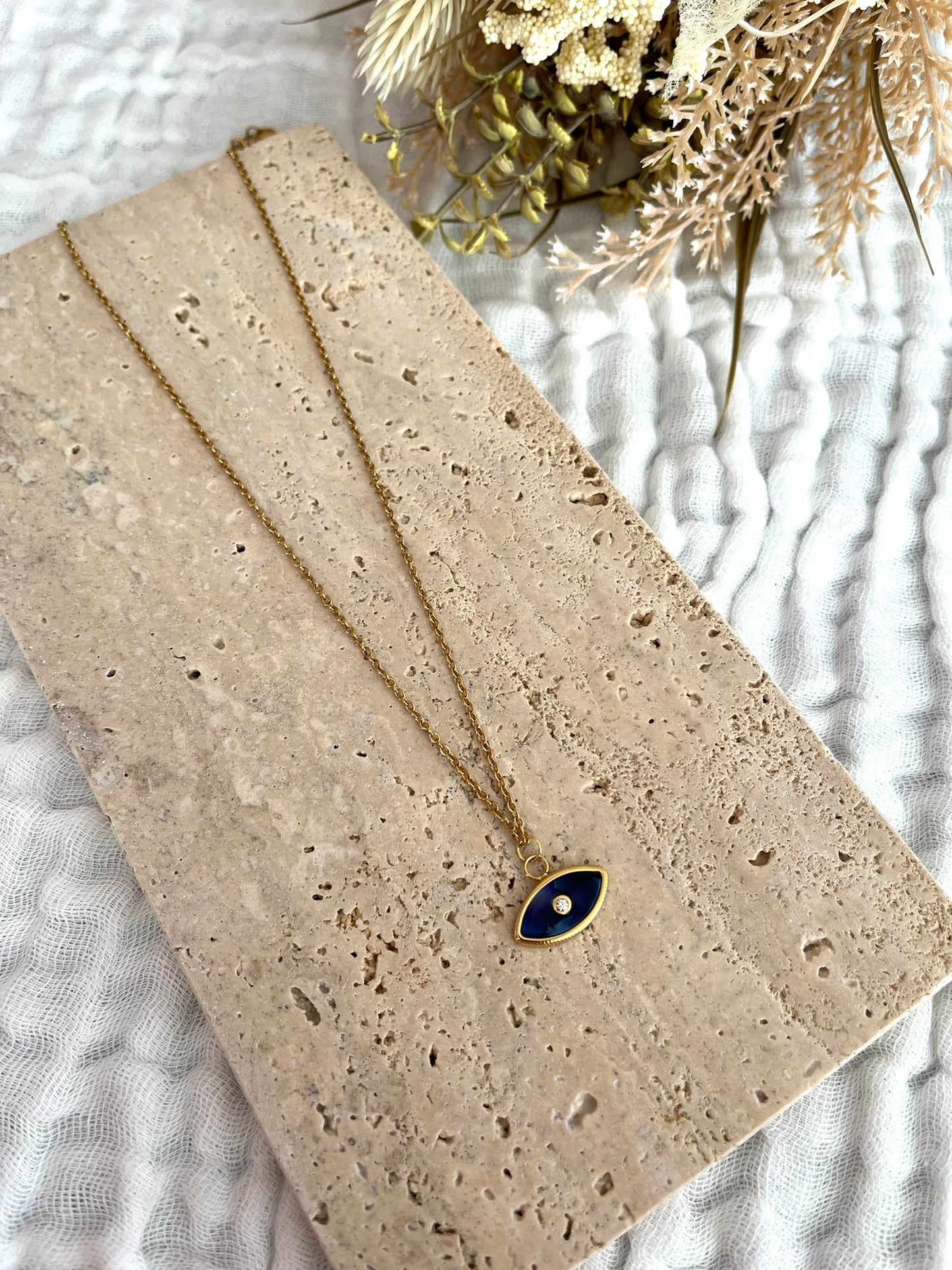 Collier fantaisie fait main.
Collier en acier inoxydable doré. Pendentif oeil bleu foncé.
Bijou fantaisie fait main.
