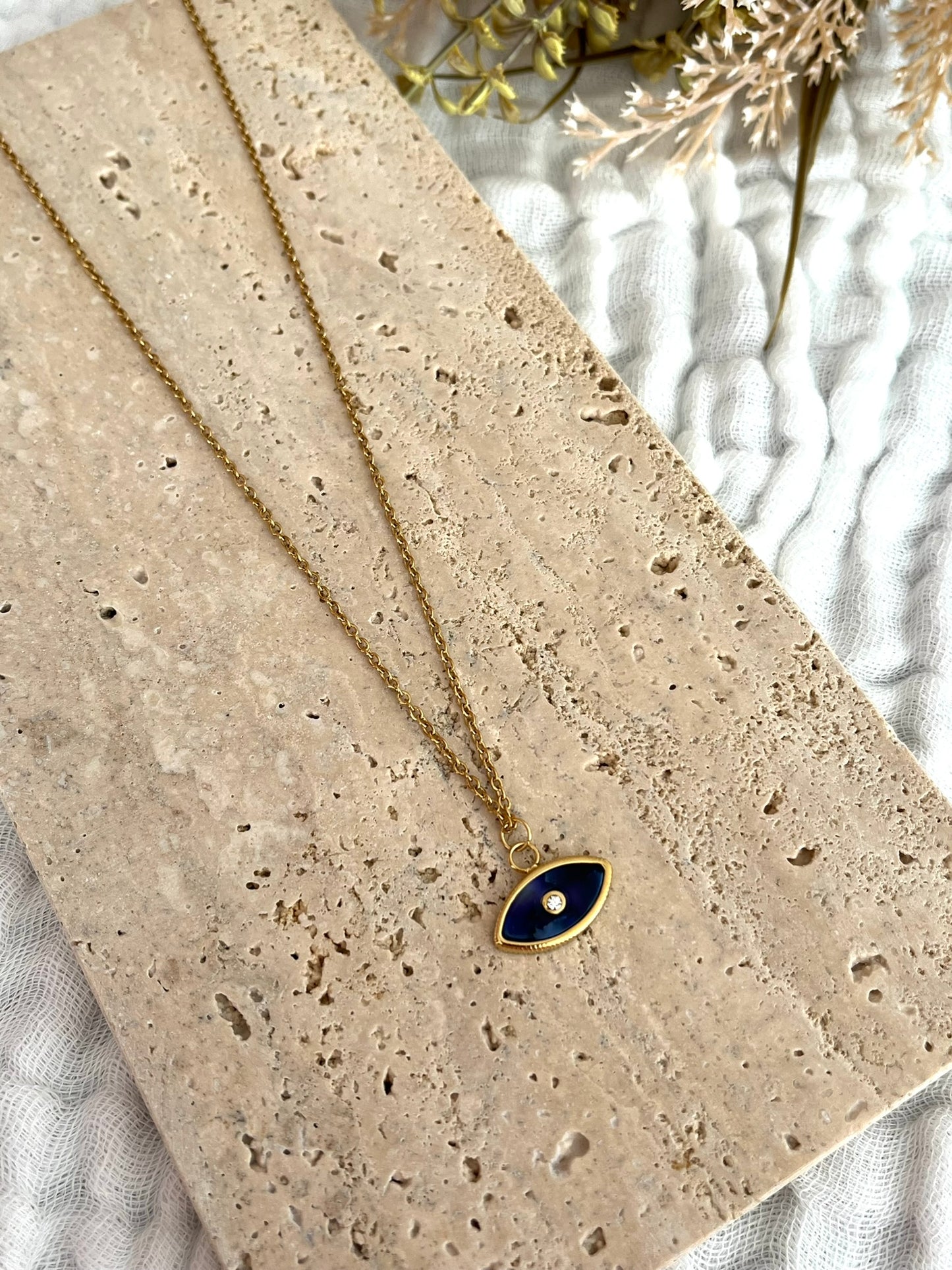Collier fantaisie fait main.
Collier en acier inoxydable doré. Pendentif oeil bleu foncé.
Bijou fantaisie fait main.