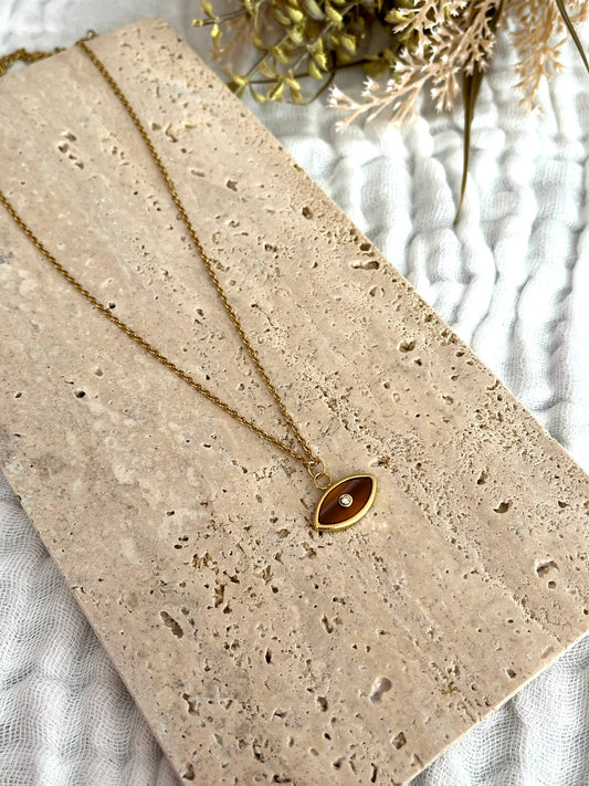 Collier fantaisie fait main.
Collier en acier inoxydable doré. Pendentif oeil marron - ambre.
Bijou fantaisie fait main.