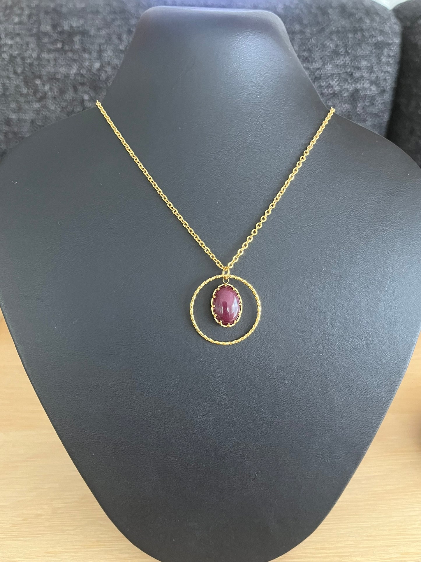 Collier LEO - acier doré et pendentif en pierre Bordeaux