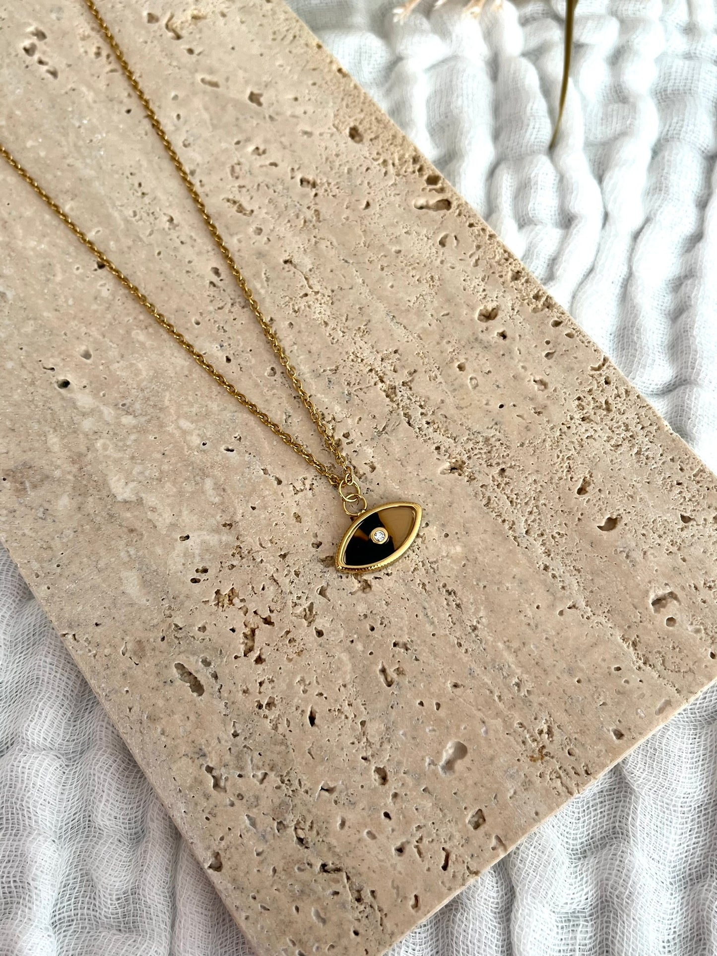 Collier fantaisie fait main.
Collier en acier inoxydable doré. Pendentif oeil beige.
Bijou fantaisie fait main.