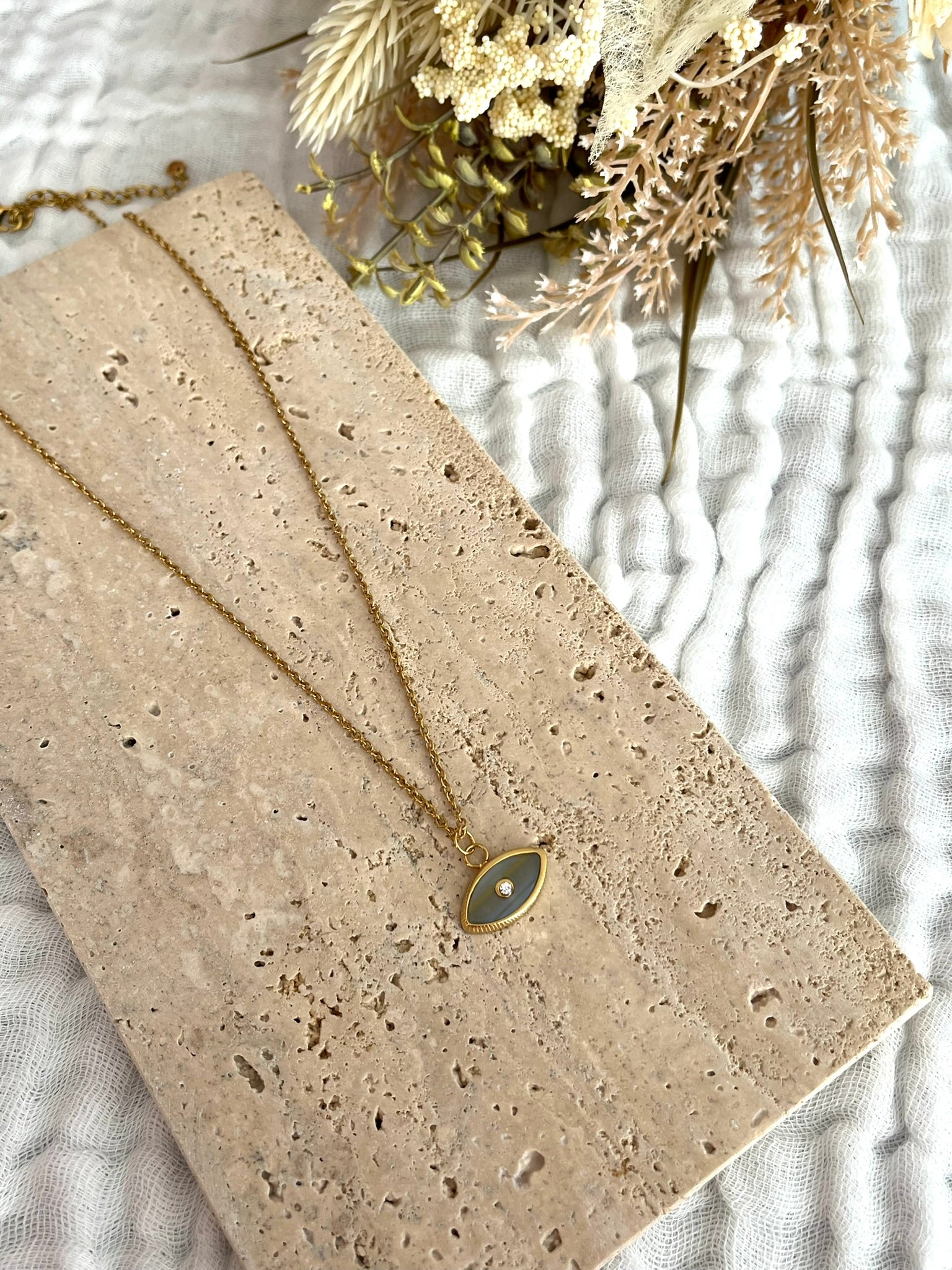 Collier fantaisie fait main.
Collier en acier inoxydable doré. Pendentif oeil bleu foncé.
Bijou fantaisie fait main.