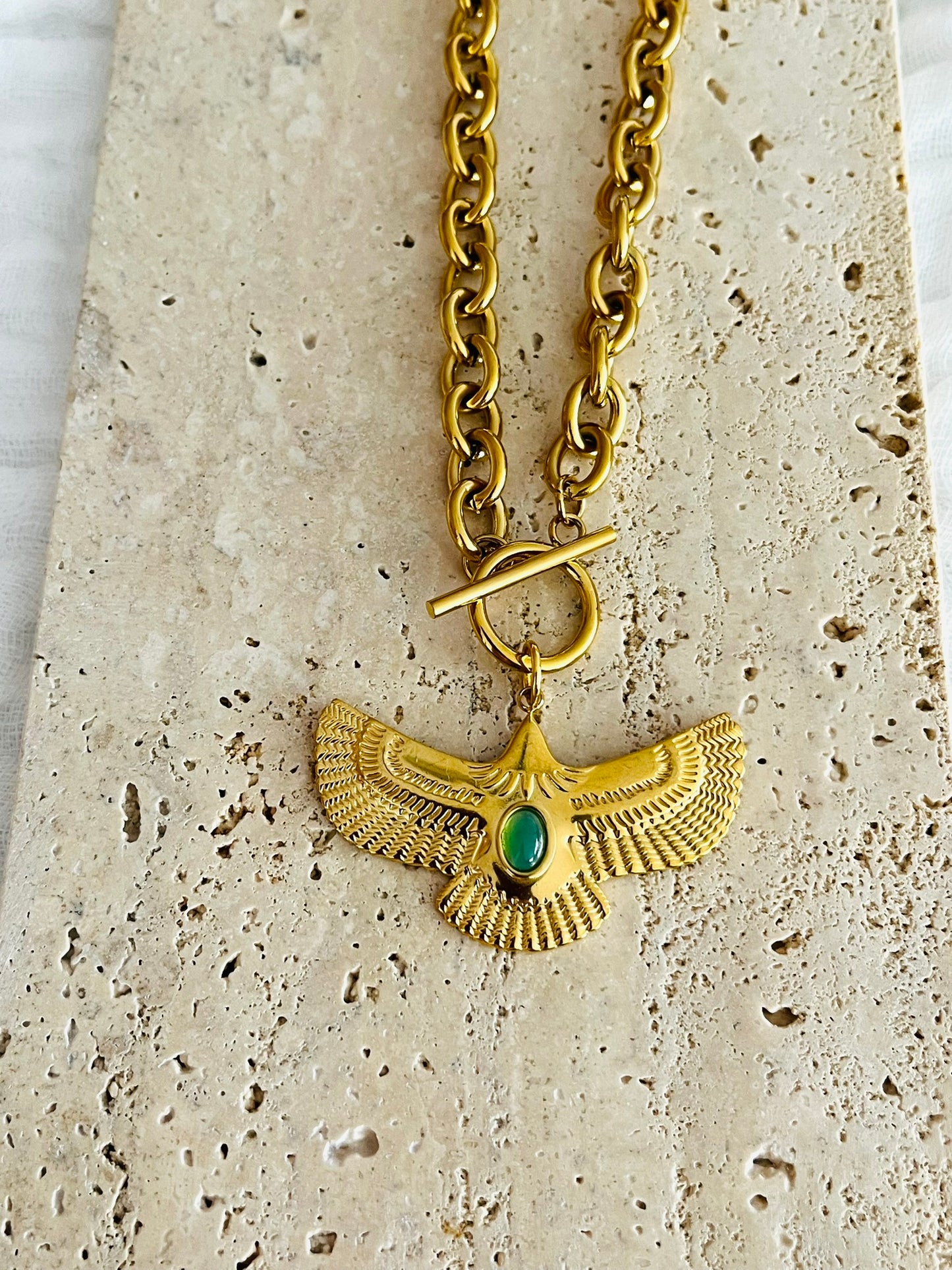 Collier fantaisie fait main.
Chaîne à gros maillons avec fermoir en T. Pendentif Aigle avec cabochon onyx vert.
Bijou fantaisie fait main.