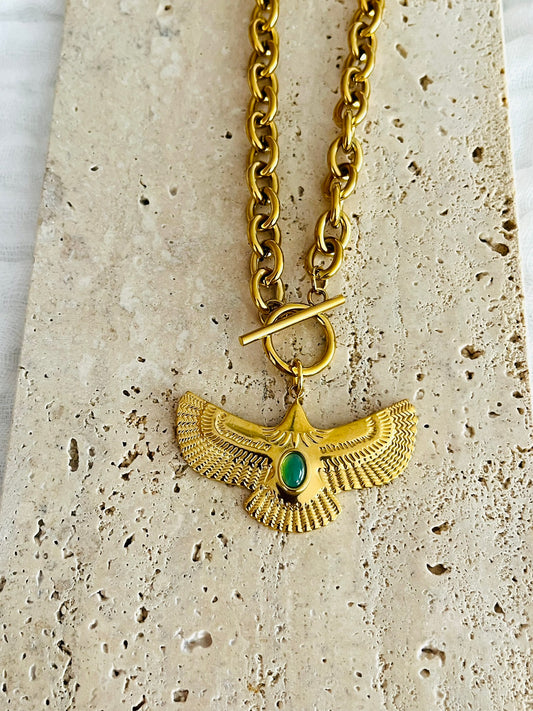 Collier fantaisie fait main.
Chaîne à gros maillons avec fermoir en T. Pendentif Aigle avec cabochon onyx vert.
Bijou fantaisie fait main.