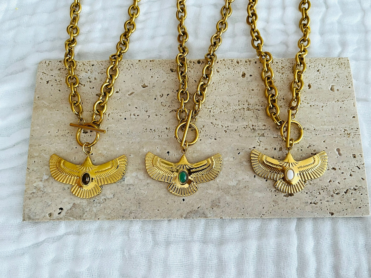 Collier fantaisie fait main.
Chaîne à gros maillons avec fermoir en T. Pendentif Aigle avec cabochon onyx vert.
Bijou fantaisie fait main.