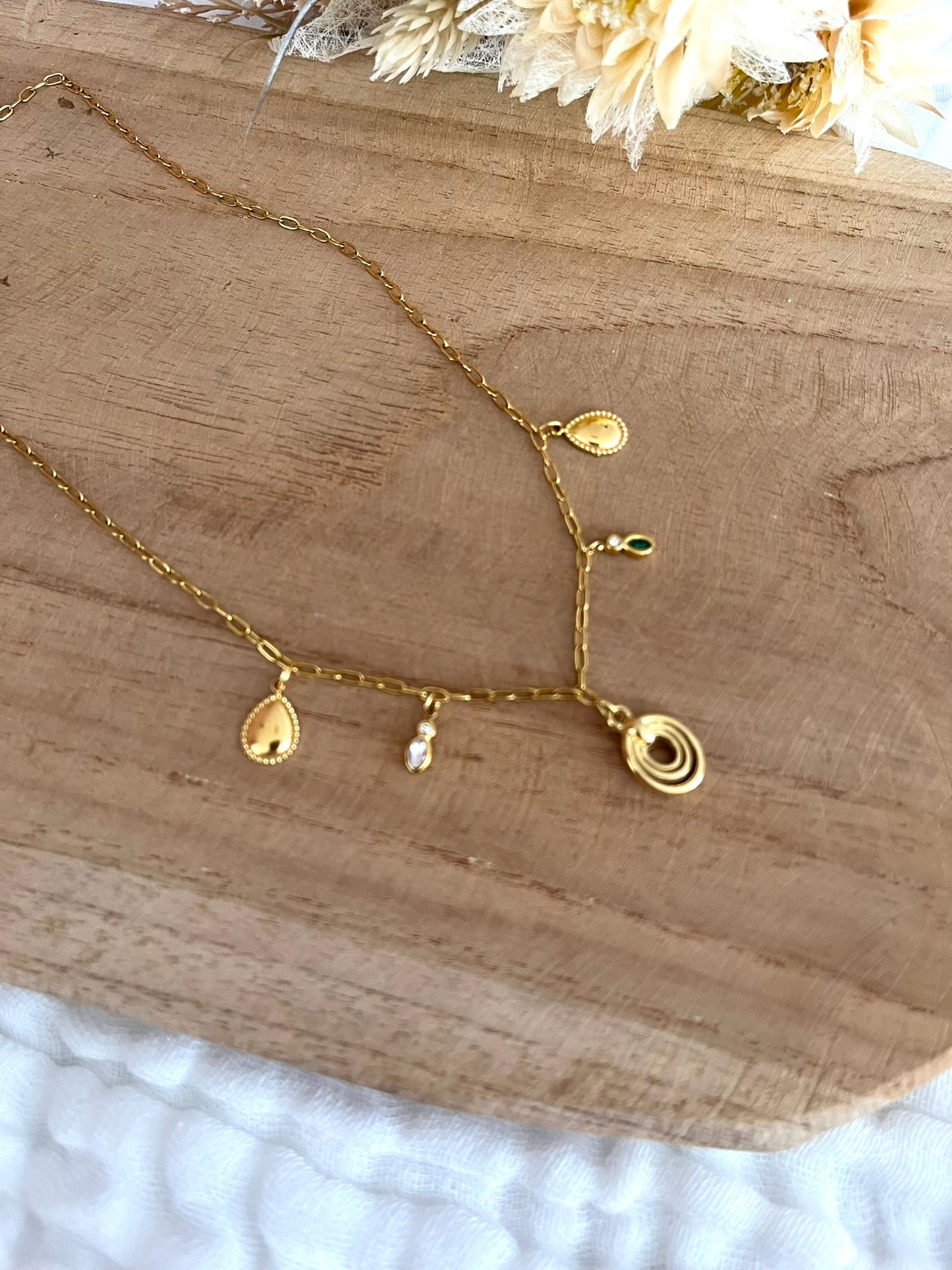 Collier fantaisie fait main.
Collier à breloques en acier inoxydable. Charms fins et élégants en acier et zircons.
Bijou fantaisie fait main.