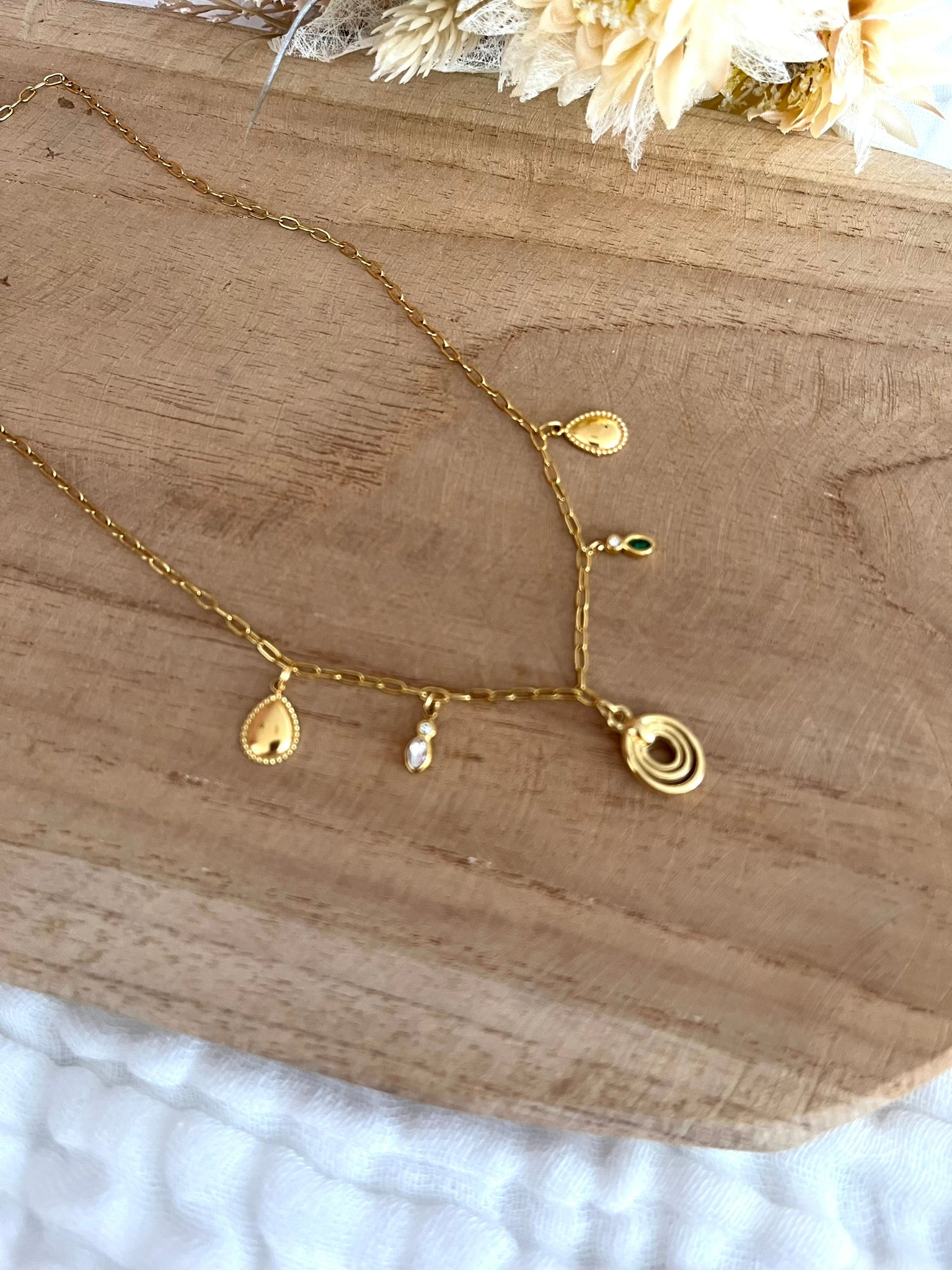 Collier fantaisie fait main.
Collier à breloques en acier inoxydable. Charms fins et élégants en acier et zircons.
Bijou fantaisie fait main.