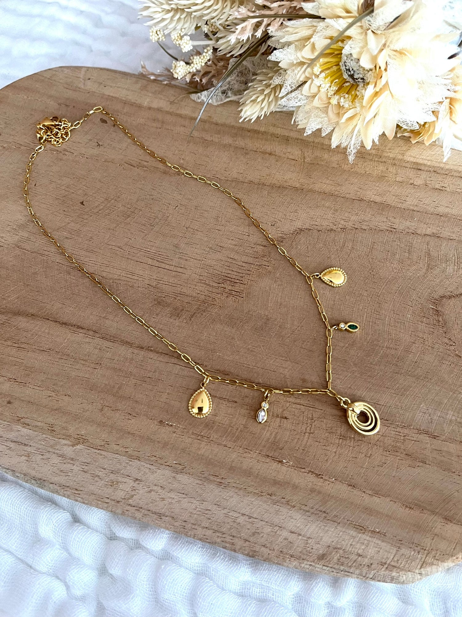 Collier fantaisie fait main.
Collier à breloques en acier inoxydable. Charms fins et élégants en acier et zircons.
Bijou fantaisie fait main.