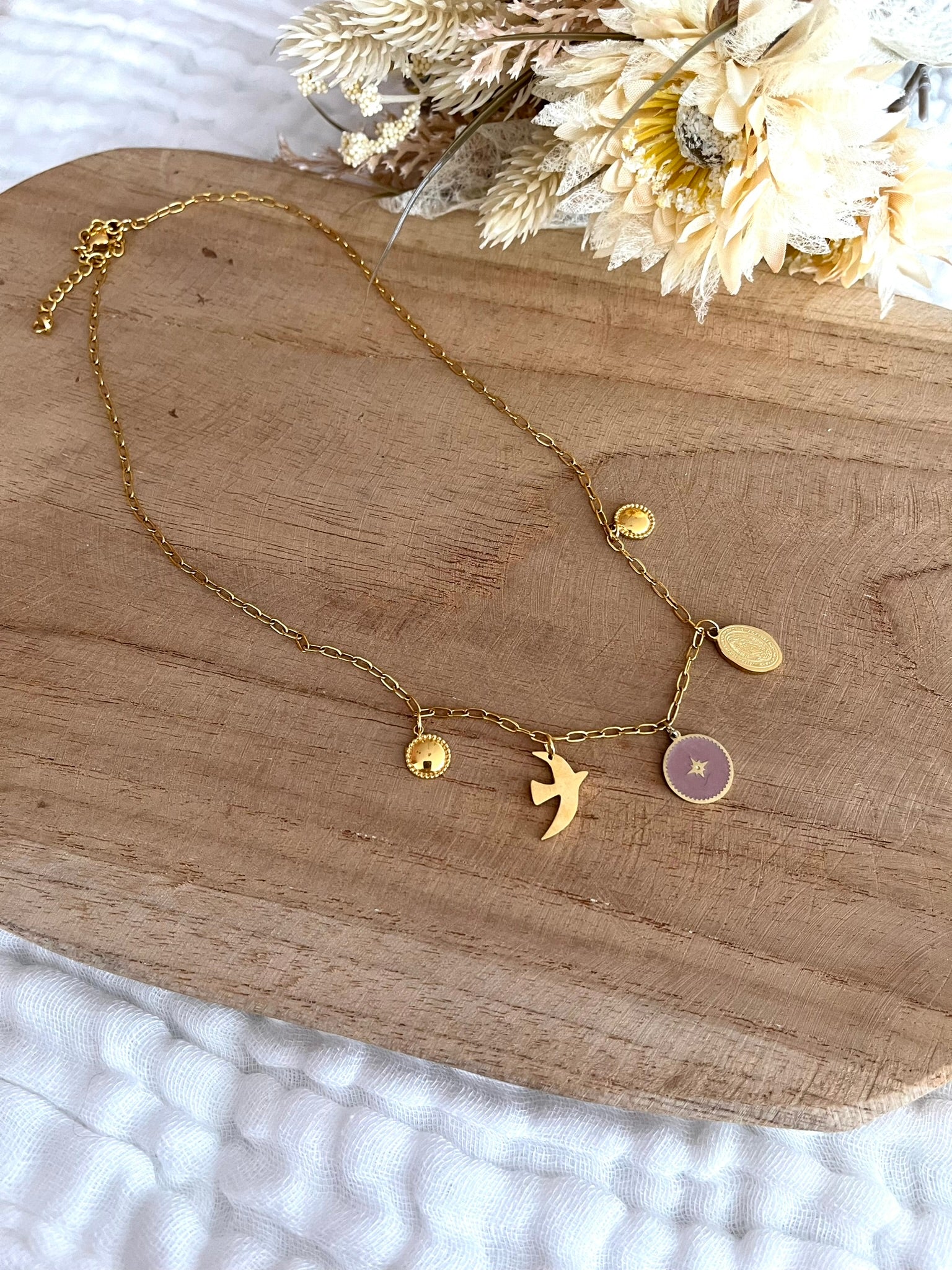 Collier fantaisie fait main.
Collier à breloques en acier inoxydable doré. Charms en acier: oiseau, vierge marie, médaillons ronds, breloque ronde vieux rose avec étoile.
Bijou fantaisie fait main.