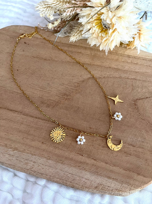 Collier fantaisie fait main.
Collier à breloques en acier inoxydable doré. Thème céleste. Charms en acier doré: lune, soleil, étoile, 2 fleurs perles blanc nacré
Bijou fantaisie fait main.