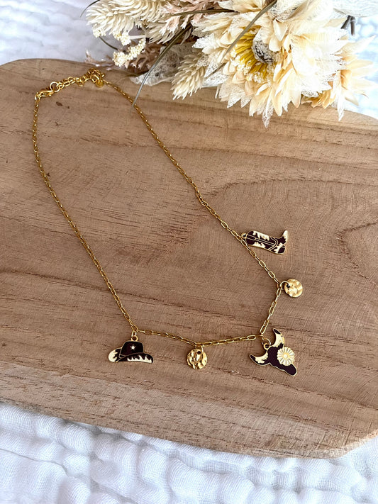 Collier fantaisie fait main.
Collier à breloques en acier inoxydable doré. Thème western, cow-boy. Charms en acier émaillé marron et beige: santiag, tête de buffle, chapeau de cow-boy.
Bijou fantaisie fait main.