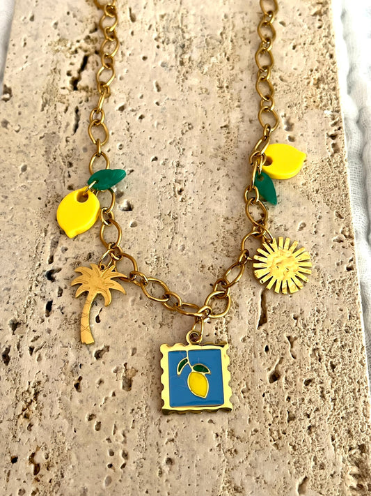 Collier fantaisie en acier inoxydable fait main.
Collier gros maillons.
Les charms: citrons en acrylique.
Palmier, soleil et pendentif carré émaillé bleu avec citron en acier inox.
Longueur ajustable de 42 à 47 cm.
