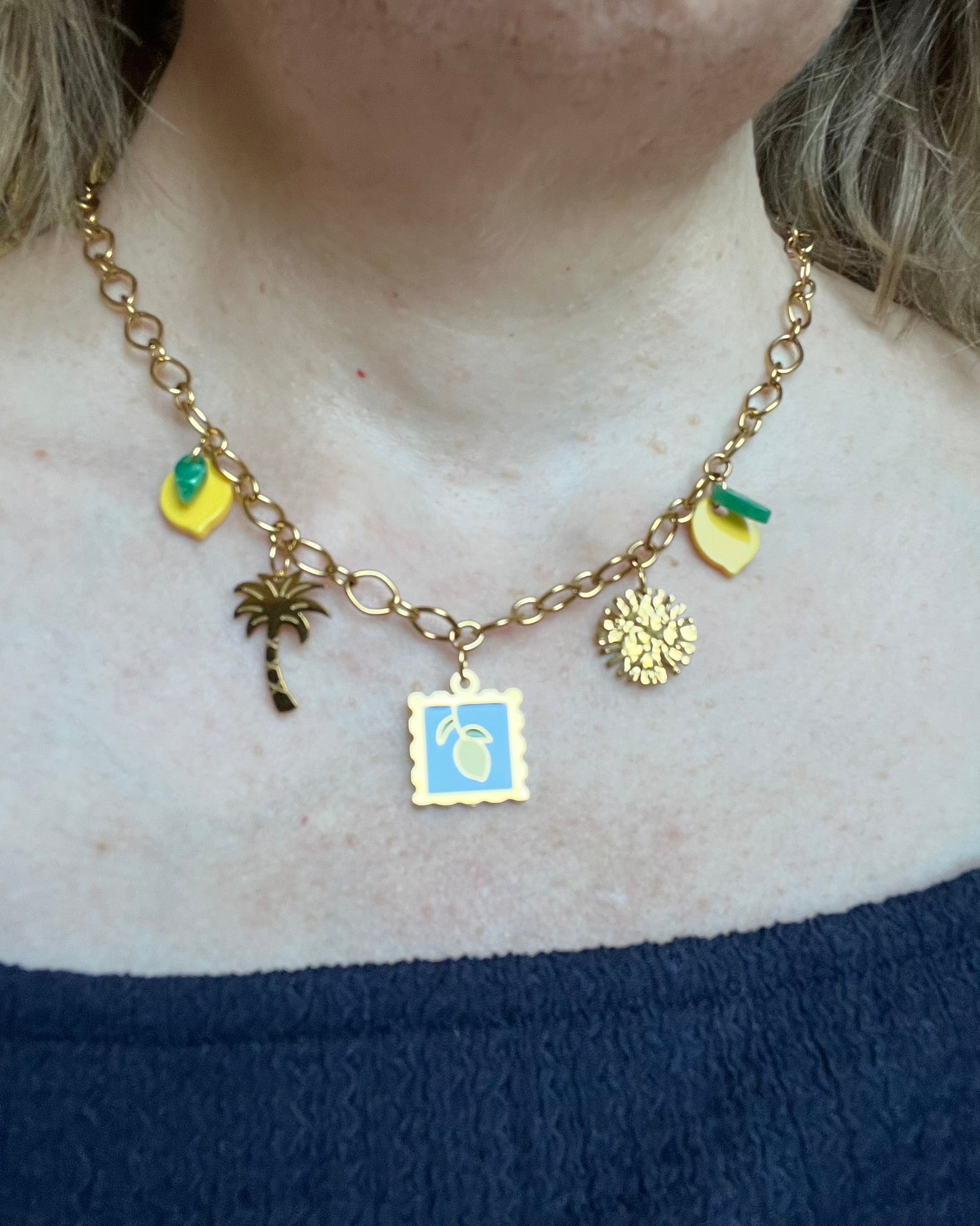 Collier fantaisie en acier inoxydable fait main.
Collier gros maillons.
Les charms: citrons en acrylique.
Palmier, soleil et pendentif carré émaillé bleu avec citron en acier inox.
Longueur ajustable de 42 à 47 cm.