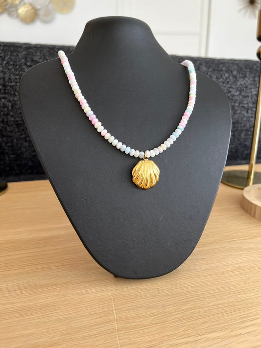 Collier fantaisie fait main.
Perles en coquillage de couleur pastel multicolore, pendentif coquillage en acier inoxydable doré.
Bijou fantaisie fait main.