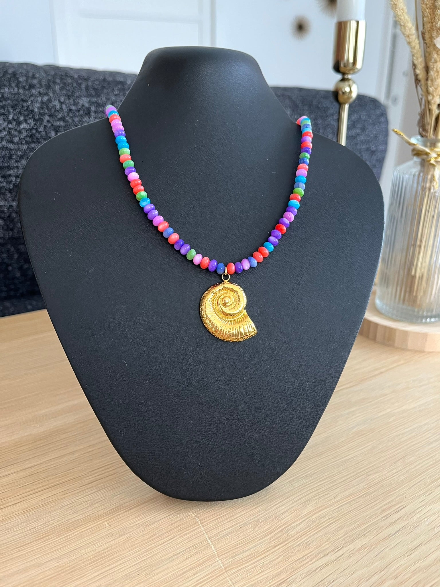 Collier fantaisie fait main.
Perles en coquillage violet multicolore, pendentif coquillage en acier inoxydable doré.
Bijou fantaisie fait main.