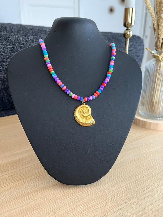 Collier fantaisie fait main.
Perles en coquillage violet multicolore, pendentif coquillage en acier inoxydable doré.
Bijou fantaisie fait main.