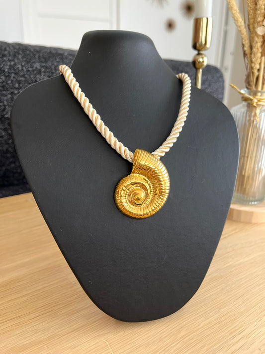 Collier corde tressée écru avec pendentif coquillage en acier inoxydable doré.
Bijou fantaisie fait main.