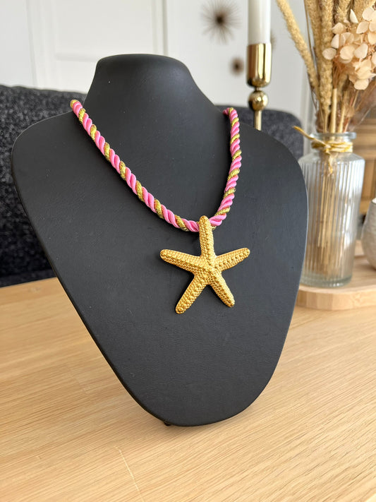 Collier corde tressée rose et doré avec pendentif étoile de mer en acier inoxydable doré.
Bijou fantaisie fait main.