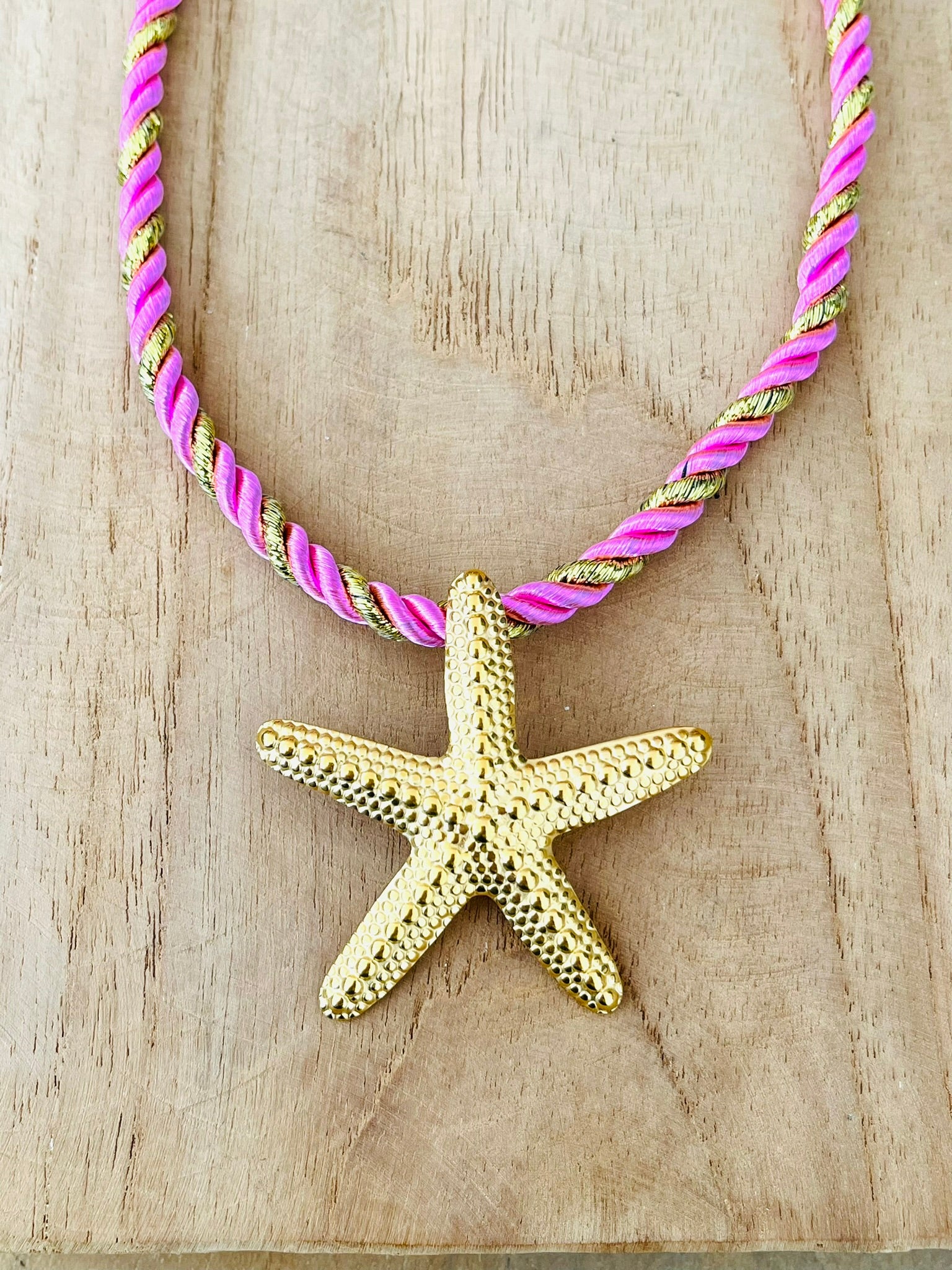 Collier corde tressée rose et doré avec pendentif étoile de mer en acier inoxydable doré.
Bijou fantaisie fait main.