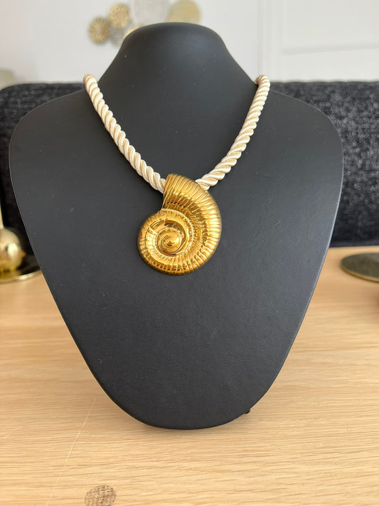 Collier corde tressée écru avec pendentif coquillage en acier inoxydable doré.
Bijou fantaisie fait main.